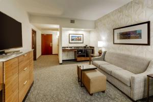 Uma TV ou centro de entretenimento em Drury Plaza Hotel Columbus Downtown