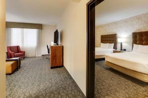 Cama ou camas em um quarto em Drury Plaza Hotel Columbus Downtown