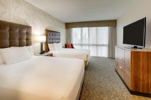Uma TV ou centro de entretenimento em Drury Plaza Hotel Columbus Downtown