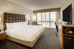 Uma TV ou centro de entretenimento em Drury Plaza Hotel Columbus Downtown