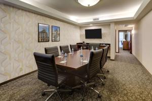 Uma TV ou centro de entretenimento em Drury Plaza Hotel Columbus Downtown