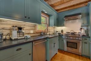 塔霍马Hooga House on the West Shore - Stunning Log Cabin w Private Hot Tub - Pet Friendly!的相册照片