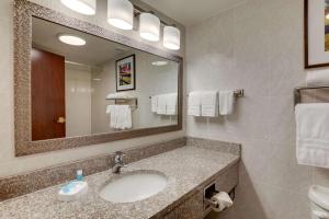Um banheiro em Drury Plaza Hotel Columbus Downtown