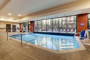 A piscina localizada em Drury Plaza Hotel Columbus Downtown ou nos arredores