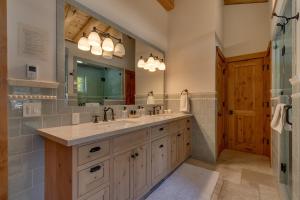 O baie la Hooga House on the West Shore - Stunning Log Cabin w Private Hot Tub - Pet Friendly!