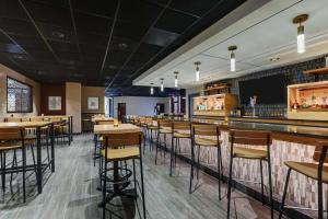 Um restaurante ou outro lugar para comer em Drury Plaza Hotel Columbus Downtown