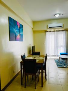 伊洛伊洛的住宿－1 Bedroom Condo unit across Iloilo Convention Center，一间带桌椅的用餐室