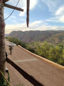 a view of a road with mountains in the background at Café Autor Dan et Eger Nouvelle Restaurant in Ouzoud