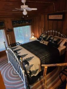 1 dormitorio con 1 cama en una habitación en Cabin 1426, en Northville