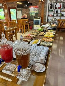 uma linha de buffet com muitos tipos diferentes de alimentos em Tam Coc Nature em Ninh Binh