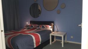 una camera con letto, tavolo e specchi di Windsor a Windsor