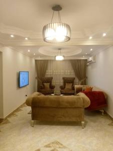 1 dormitorio grande con 1 cama grande y 1 sofá en شقة المهندسين, en El Cairo