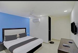 سرير أو أسرّة في غرفة في OYO Himank Residency