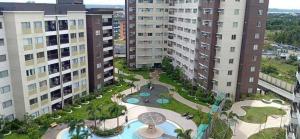 une vue aérienne sur un complexe d'appartements avec des bâtiments dans l'établissement Avida Iloilo T3 624, à Iloilo
