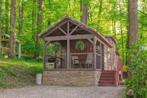 uma pequena cabana no meio de uma floresta em Stefan Cabin Nature-nested Tiny Home Hot Tub em Chattanooga