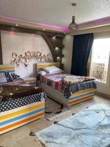 1 dormitorio con 2 camas en una habitación en شقة المهندسين, en El Cairo
