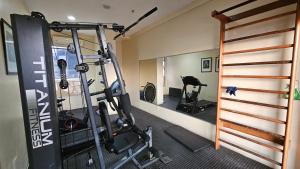 um quarto com um ginásio com duas máquinas de andar em O melhor studio em São Luís em São Luís