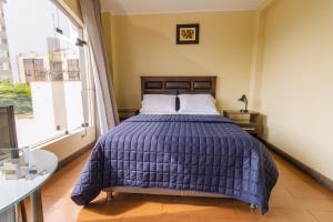 Rúm í herbergi á San Miguel Awanka Hotel