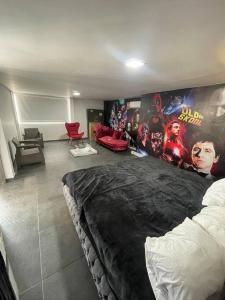 um quarto com uma cama grande e um cartaz de filmes na parede em Casa combia de lujo em Pereira