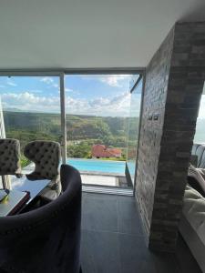 uma sala de estar com vista para uma piscina em Casa combia de lujo em Pereira