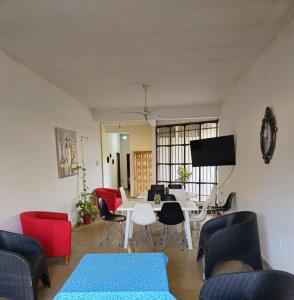 een woonkamer met een tafel en stoelen bij Hostal San Antonio in Tinogasta