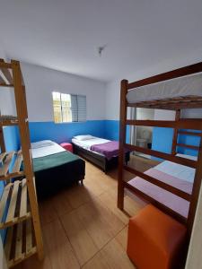 Katil dua tingkat atau katil-katil dua tingkat dalam bilik di Hospedagem Casa Girassol