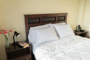 Rúm í herbergi á San Miguel Awanka Hotel