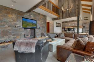 Posezení v ubytování Mod Haus by Tahoe Getaways - Mountain Modern West Shore Home w Private Beach and Pier, Near Skiing