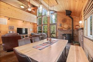 una sala de estar con una gran mesa de madera y sillas en Rustic Retreat in Tahoe Donner- Contemporary Cabin, Forest Views, Pet-Friendly, Amenities, en Truckee