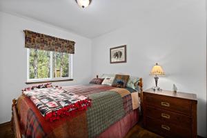 1 dormitorio con cama y ventana en Rustic Retreat in Tahoe Donner- Contemporary Cabin, Forest Views, Pet-Friendly, Amenities, en Truckee