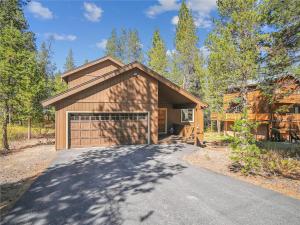 un garage devant une maison dans les bois dans l'établissement Rustic Retreat by Tahoe Getaways - 4BR Tahoe Donner Contemporary Cabin w Forest Views, Pet-Friendly & HOA Amenities, à Truckee