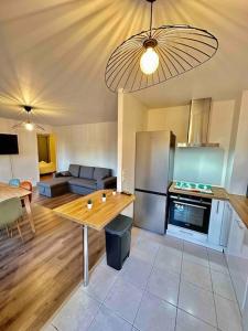 Kuchyň nebo kuchyňský kout v ubytování Magnificent apartment Paris Bagnolet 201 + 4 fotografie