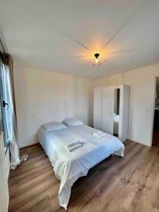 een slaapkamer met een groot bed en een plafond bij Magnificent apartment Paris Bagnolet 201 in Bagnolet