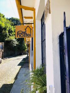 znak na boku domu w obiekcie Ouro Preto Hostel w mieście Ouro Preto