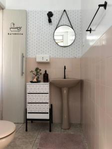 W łazience znajduje się umywalka i lustro. w obiekcie Ouro Preto Hostel w mieście Ouro Preto