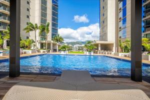 una piscina en el medio de un edificio en Sky Ala Moana 2908 condo, en Honolulu
