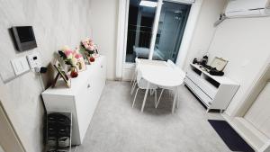 Baño blanco con lavabo y espejo en Full option two-room mountain view private house I en Seúl