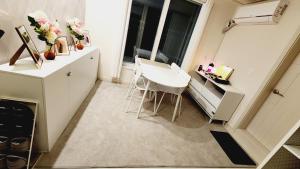baño con lavabo y escritorio con flores en Full option two-room mountain view private house I en Seúl