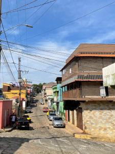 Pousada Lavínia في ساو ثومي داس ليتراس: شارع المدينة فيه سيارات تقف بجانب المباني