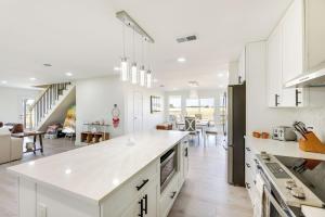 Dapur atau dapur kecil di 10 mins to Samsung Taylor -Home in Coupland, Texa