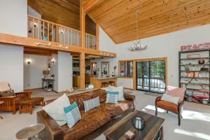 Posezení v ubytování Tree Haus by Tahoe Getaways - Unique Pet-Friendly Tahoe Donner Home w EV & HOA Pool & Beach