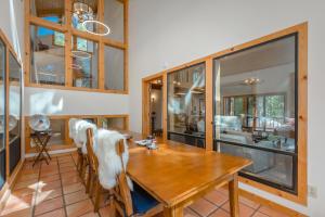 Kuchyň nebo kuchyňský kout v ubytování Tree Haus by Tahoe Getaways - Unique Pet-Friendly Tahoe Donner Home w EV & HOA Pool & Beach