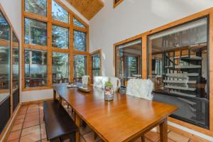 Fotografie z fotogalerie ubytování Tree Haus by Tahoe Getaways - Unique Pet-Friendly Tahoe Donner Home w EV & HOA Pool & Beach v destinaci Truckee