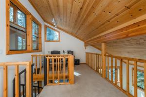 Kuchyň nebo kuchyňský kout v ubytování Tree Haus by Tahoe Getaways - Unique Pet-Friendly Tahoe Donner Home w EV & HOA Pool & Beach
