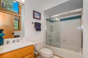 Koupelna v ubytování Tree Haus by Tahoe Getaways - Unique Pet-Friendly Tahoe Donner Home w EV & HOA Pool & Beach