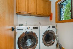 Fotografie z fotogalerie ubytování Tree Haus by Tahoe Getaways - Unique Pet-Friendly Tahoe Donner Home w EV & HOA Pool & Beach v destinaci Truckee