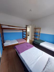 - une chambre avec 2 lits superposés dans l'établissement Hospedagem Casa Girassol, à Praia Grande