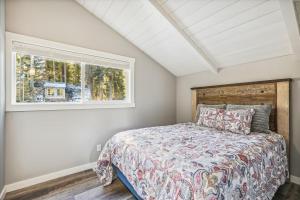 a bedroom with a bed and a window at Granlibakken Getaway- West Shore Retreat-Central Location-Hot Tub-Near Skiing in Tahoe City