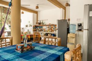 馬尊特的住宿－Casa Mazunte Tierra Viva，厨房配有桌子和冰箱