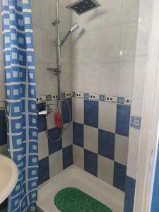 uma casa de banho com um chuveiro e um lavatório. em Apartments by the sea Pirovac, Sibenik - 21874 em Pirovac